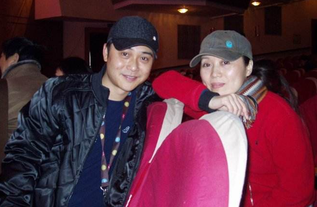 因《宰相刘罗锅》成名,娶大15岁妻子,恩爱13年至今无子