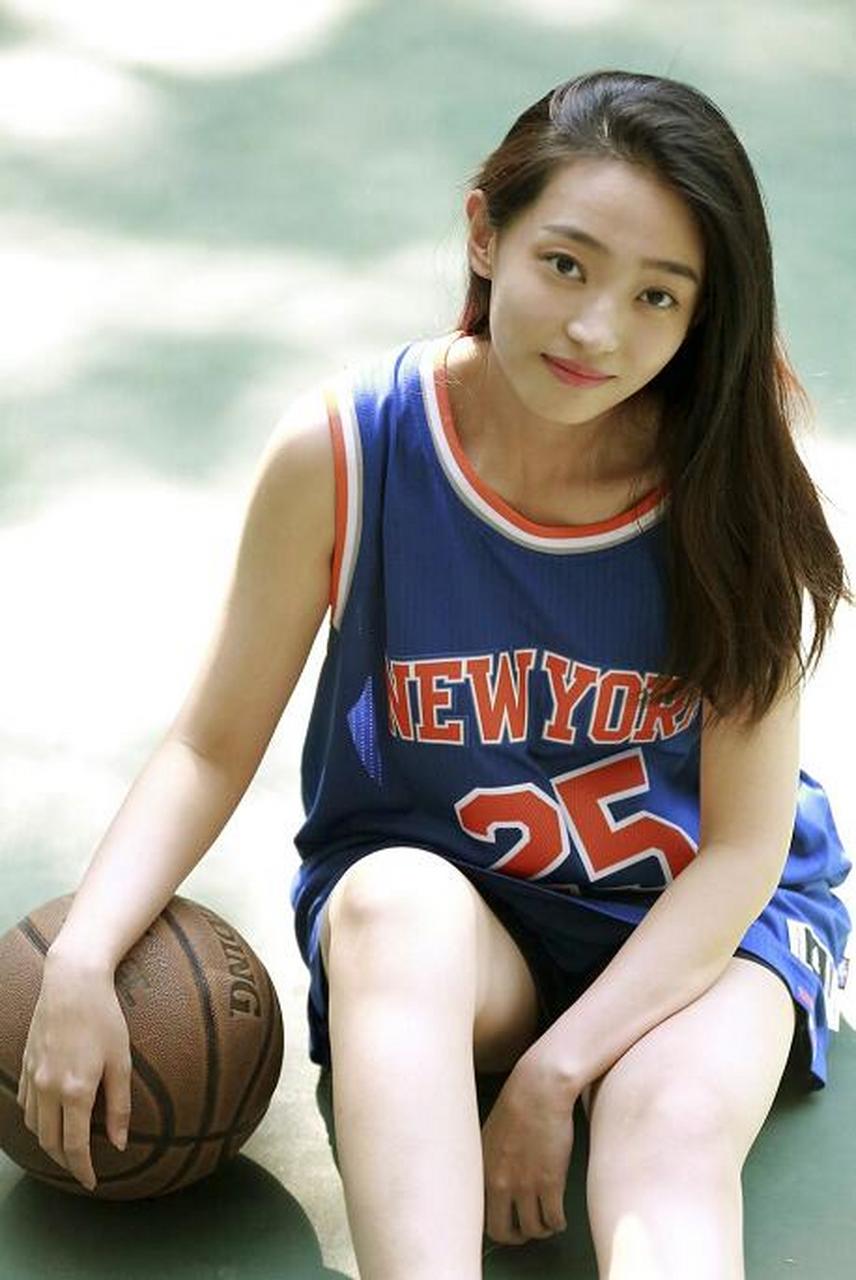 万物皆可云# 王艺诺运动写真,化身活力美少女,甜笑,搞怪的表情,活力