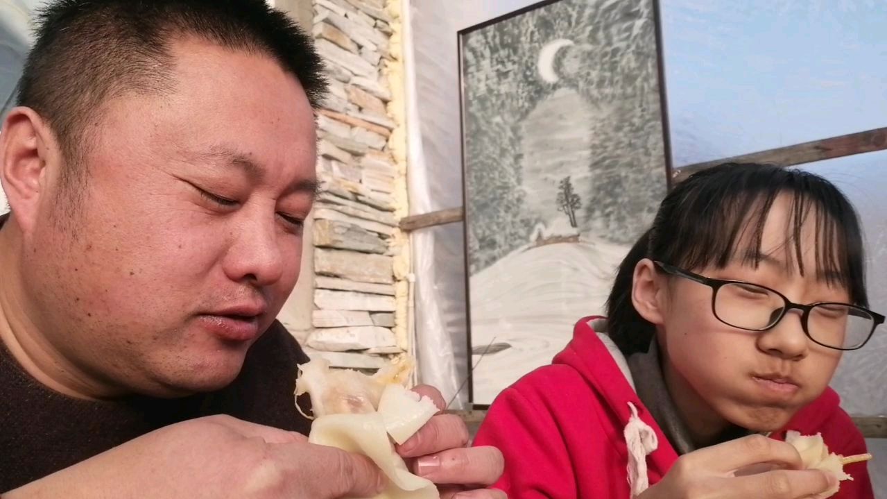 酸菜炒粉,土豆丝,芥菜樱子卷春饼,眯着眼大口吃,一家人全撑着