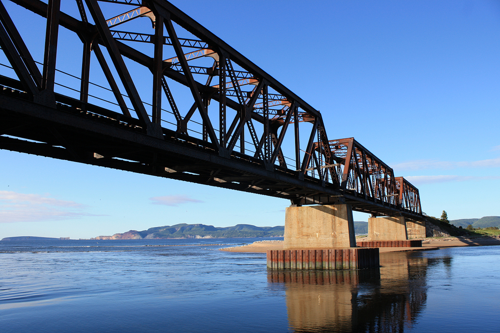 通化旅游景点众多,包括五女峰国家森林公园,鸭绿江国境铁路大桥景区