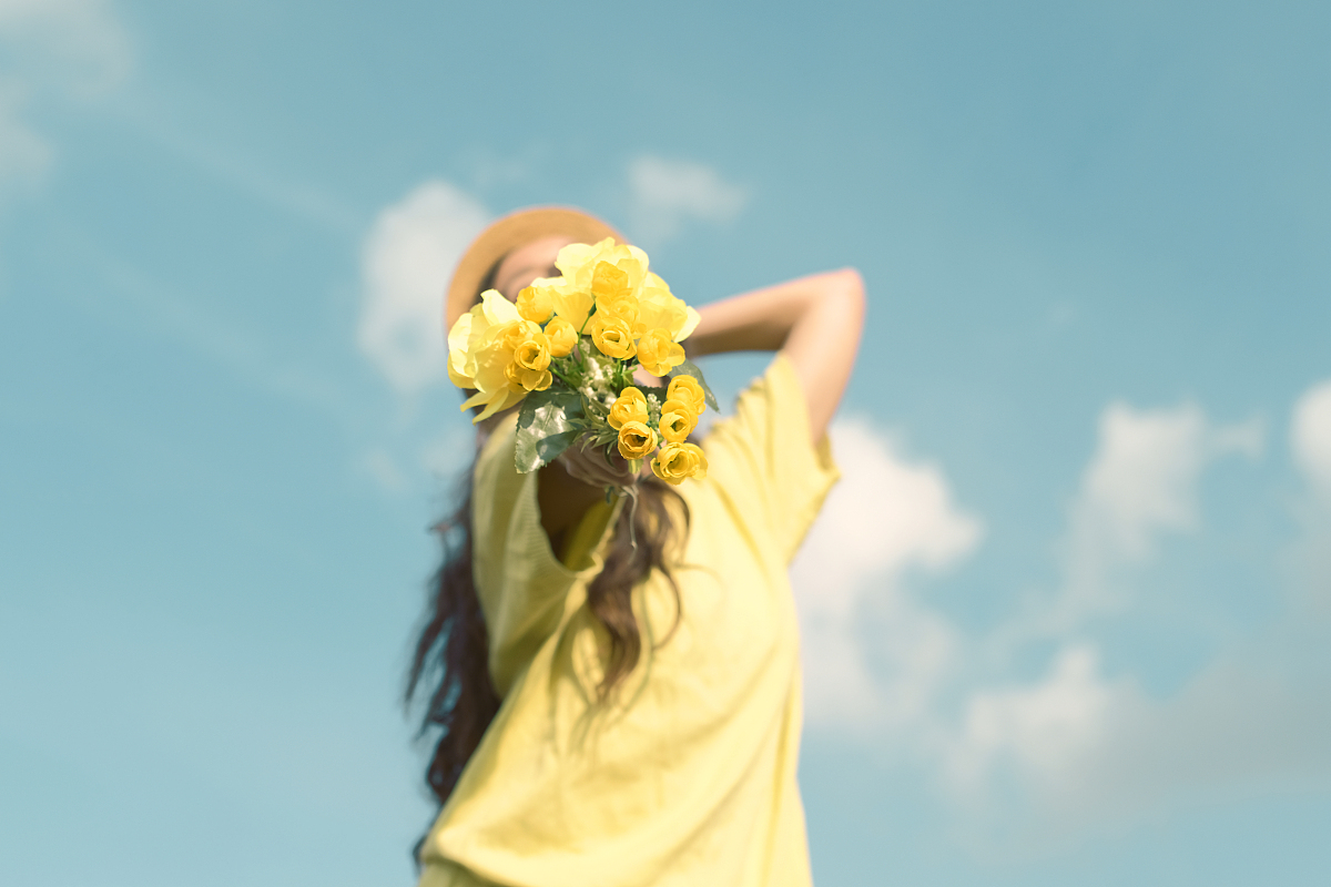 愿笑容灿烂如阳光,生活充满欢笑和阳光;愿快面对阳光微笑唯美图片开心