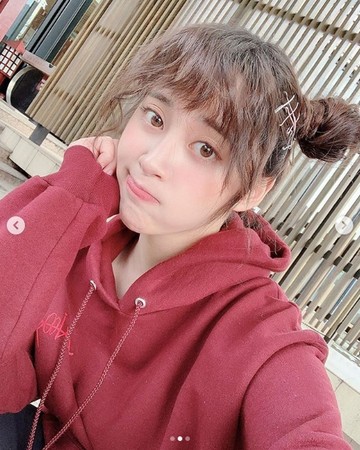 欧阳妮妮休学忙拍新戏 晒双丸子头超萌造型甜照