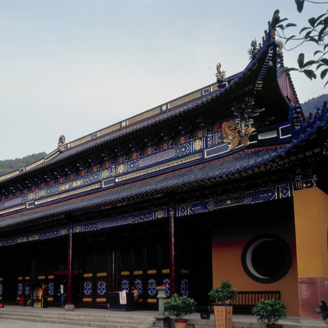 大雄宝殿盖彩色琉璃瓦,阳光之下光芒四射,形成"佛光普照"奇景.