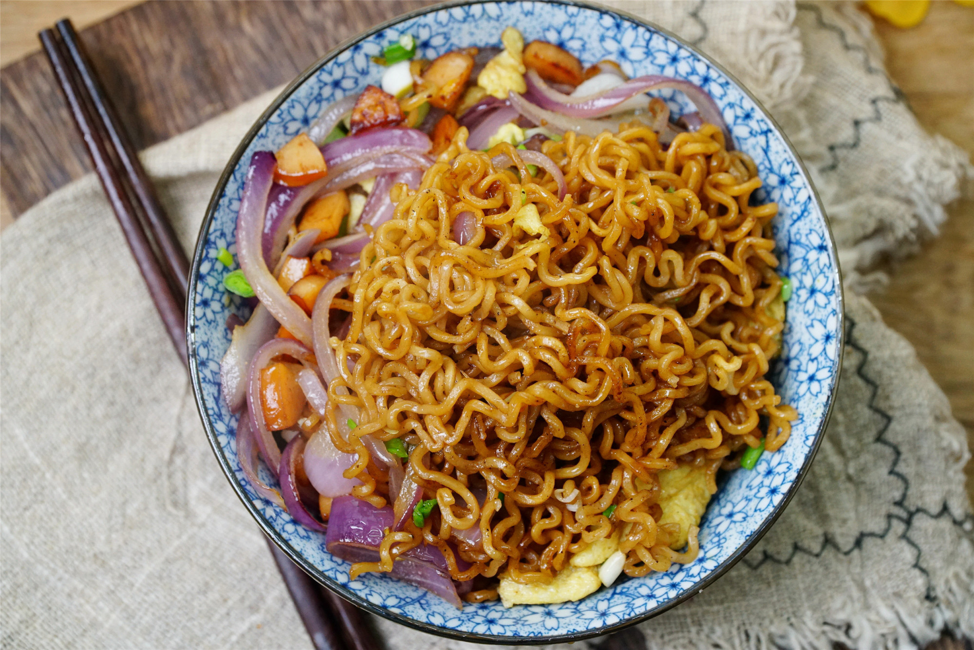 用方便面做炒面,几分钟做好,简单省事,好吃解馋,宵夜吃太美了