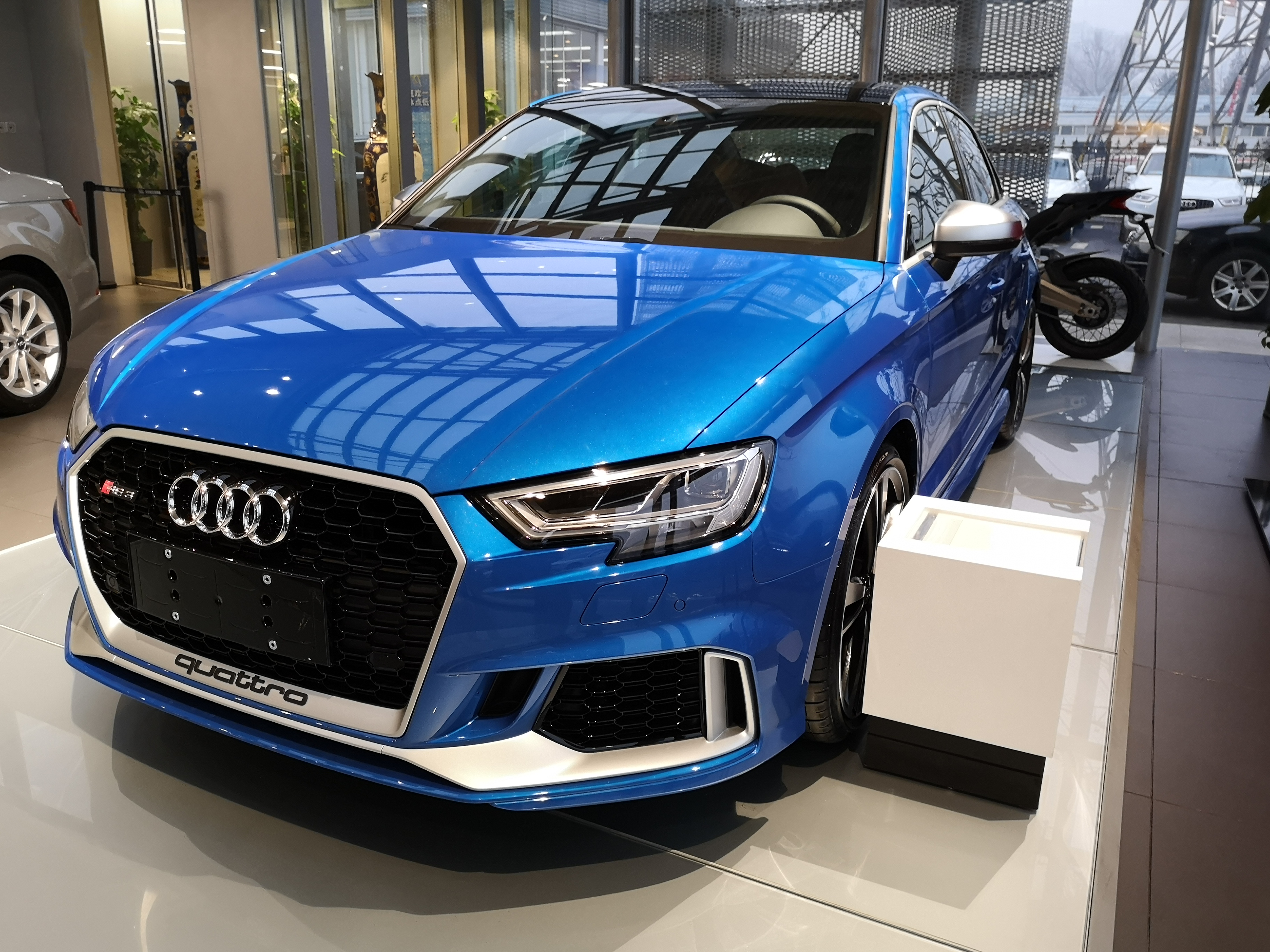 与杜卡迪揽途并驾齐驱 到店欣赏奥迪rs3高性能轿跑