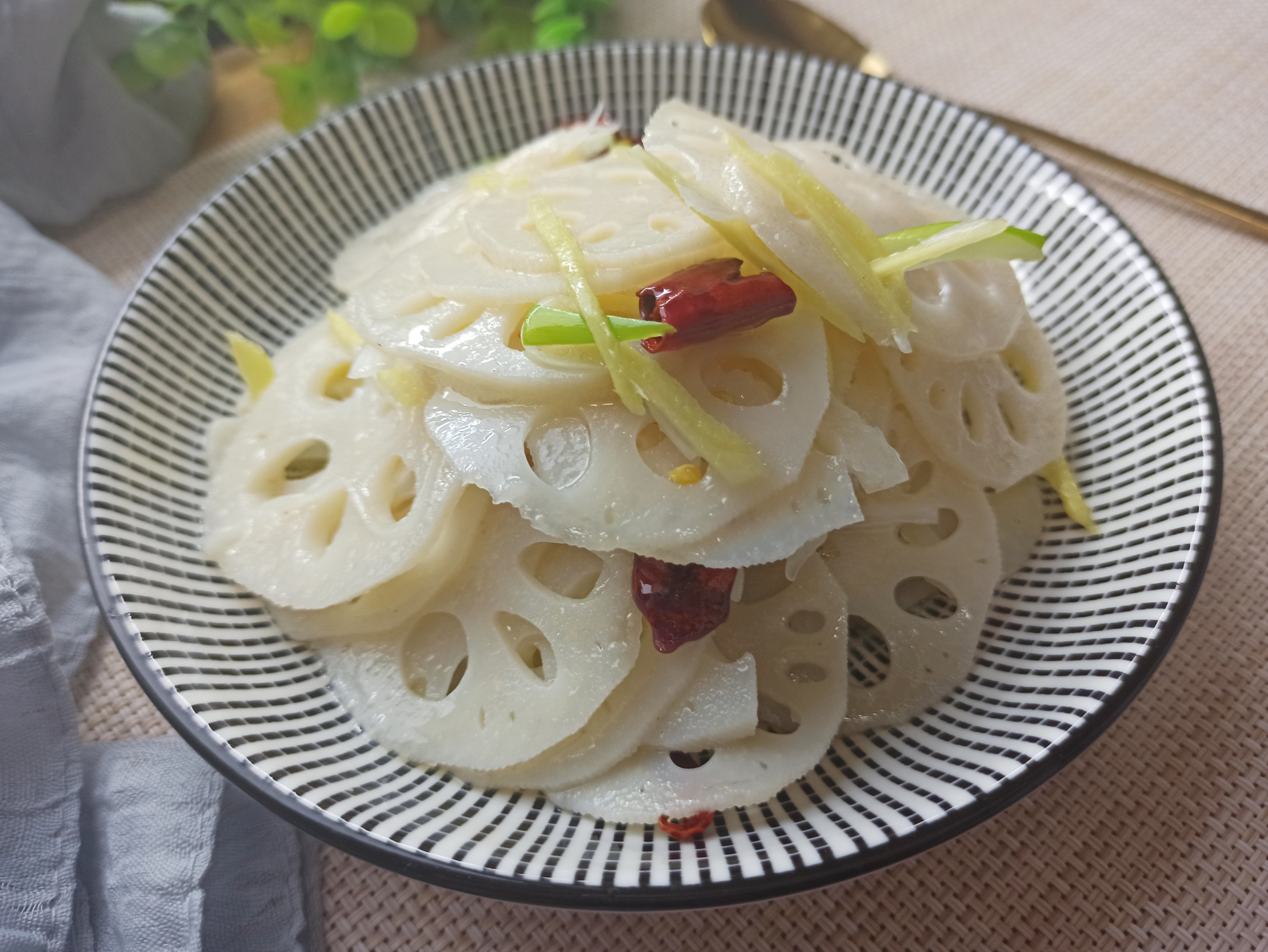 做凉拌藕片时,怎样让藕片不发黑?牢记一个窍门,脆爽好吃入味