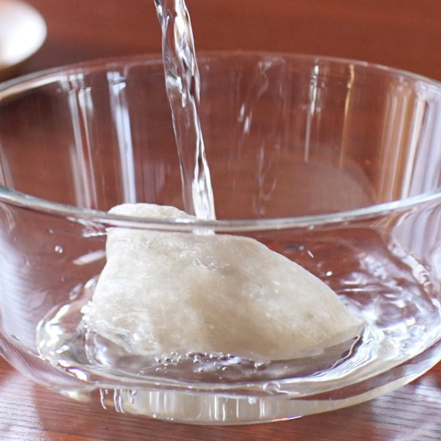 第1步,干燕窝用纯净水泡发4~6小时薏米也同时浸泡
