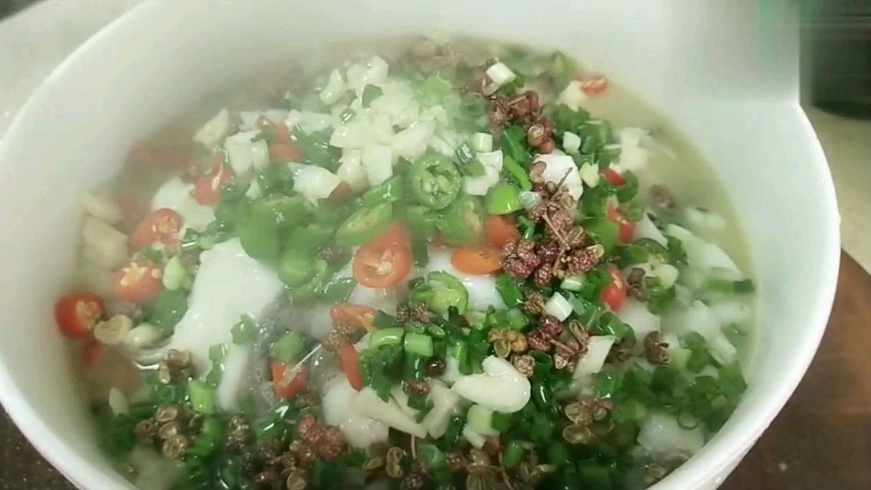简简单单用胖头鱼尾,改变一下四川名菜水煮鱼