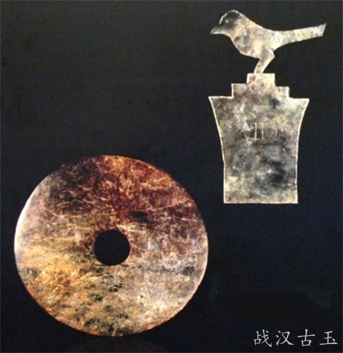 良渚文化鸟立高台纹玉璧 上图这件鸟立高台纹玉璧,收藏于上海博物馆