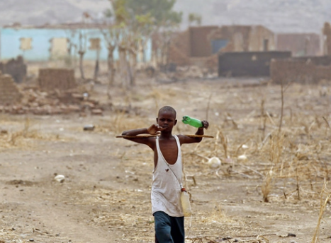 非洲难民的艰苦生活,寡妇和小孩无依无靠!