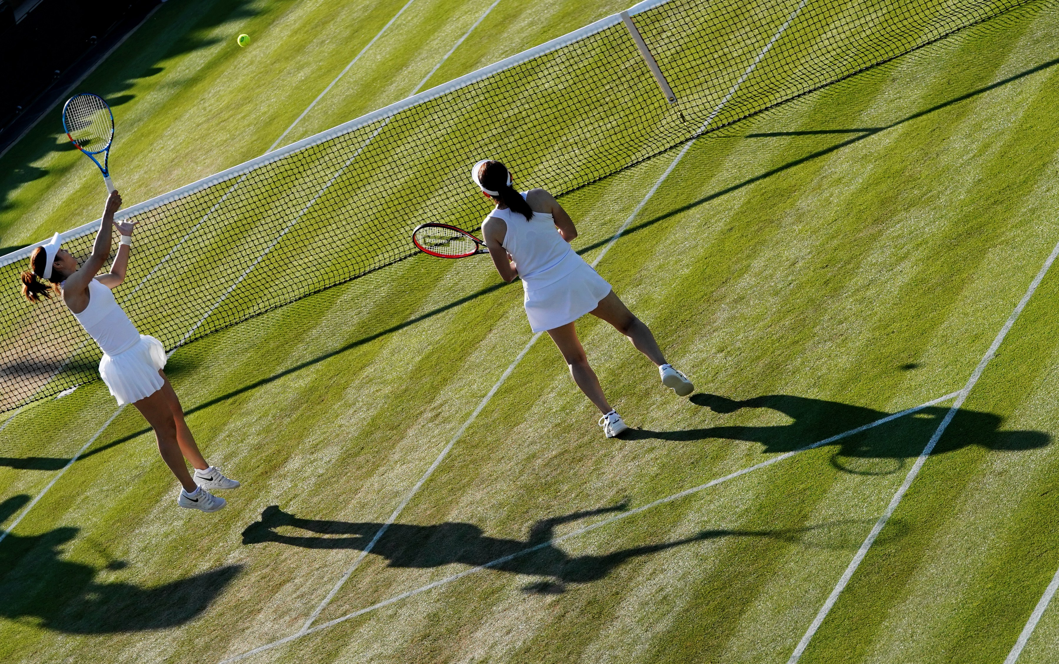 网球——温网女双元老赛:李娜/杉山爱获胜(4)