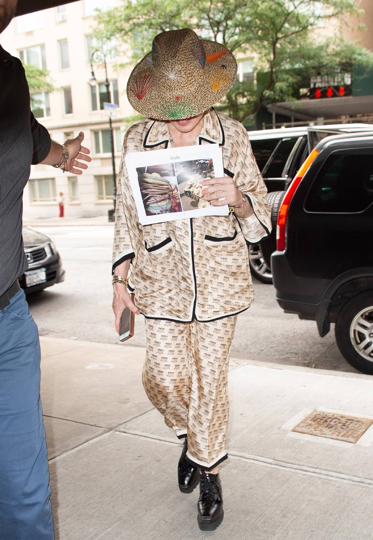 "奶奶级"乐坛天后麦当娜最新出街照,教你睡衣穿出时尚感