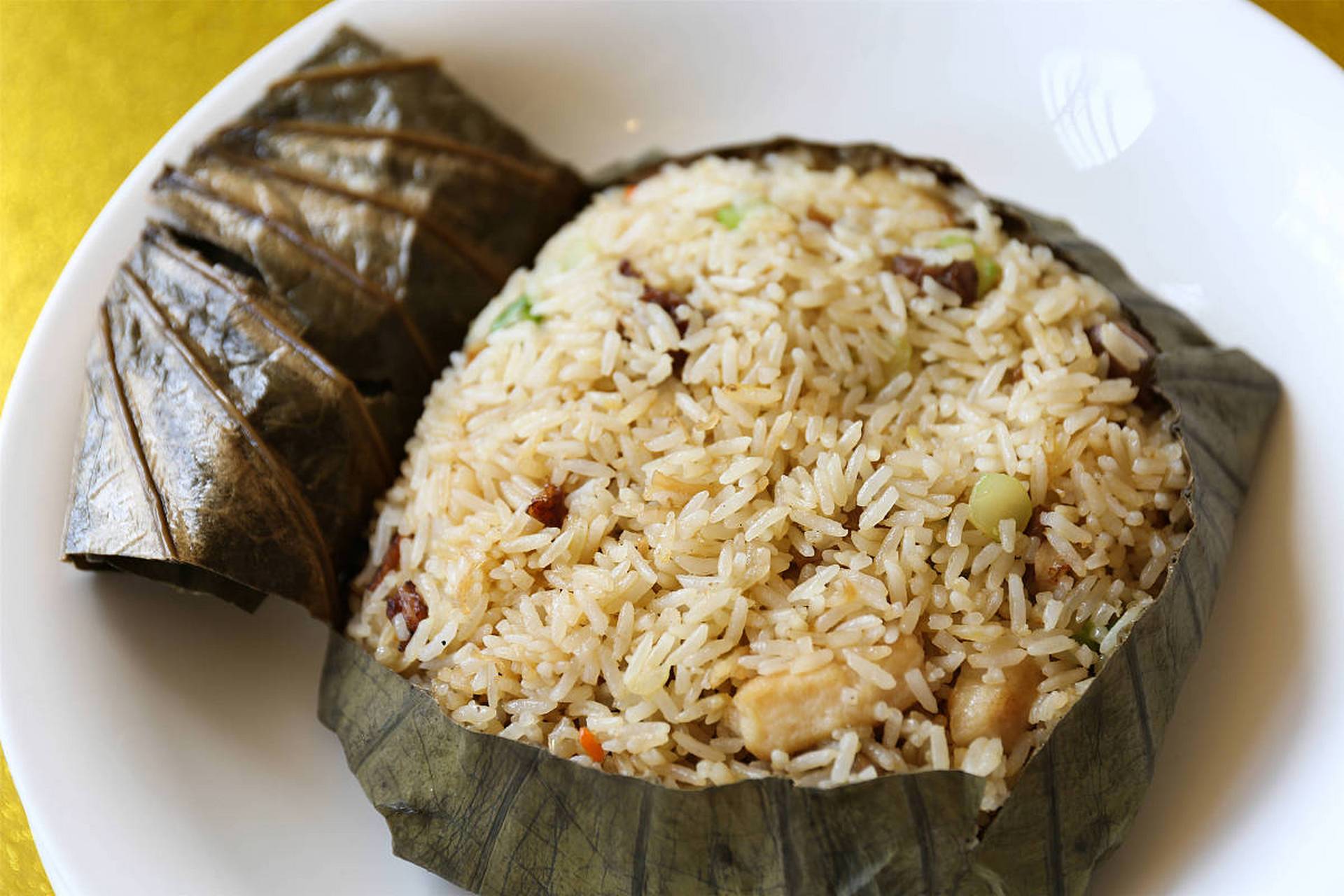 吃货狂欢节# 东莞美食鲜虾荷叶饭是广东省东莞地区名小吃,以东莞太平