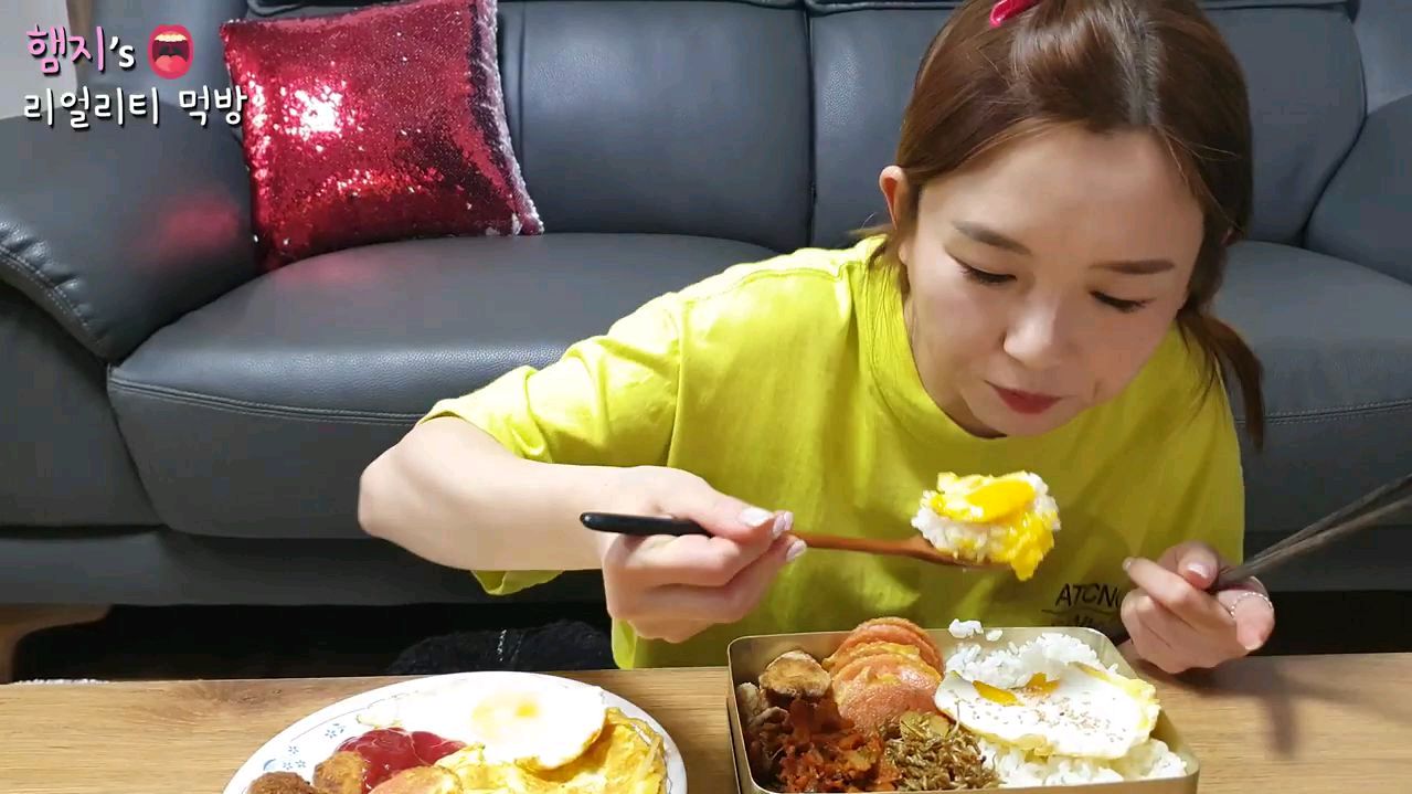 韩式经典盒饭,炒小银鱼+炒辣白菜+小猪排肉+香肠+煎蛋