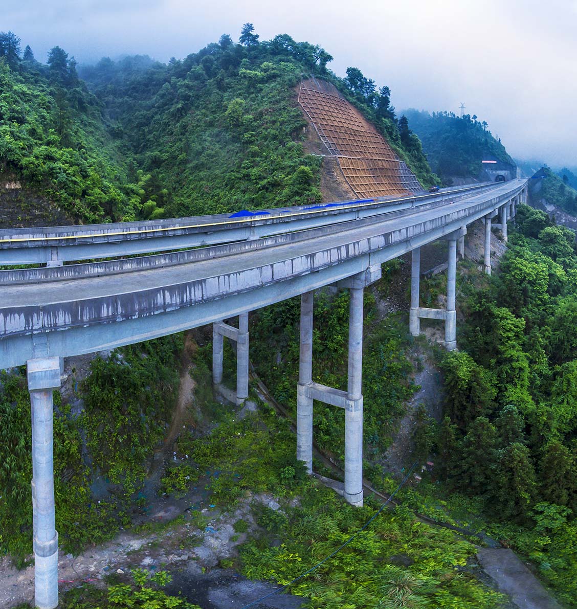 湘西最美高速公路,深山峡谷立交美得让人窒息!自驾游不能错过