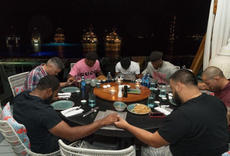 巴特勒晒饭前祷告照:感谢上帝赐予我们健康和力量