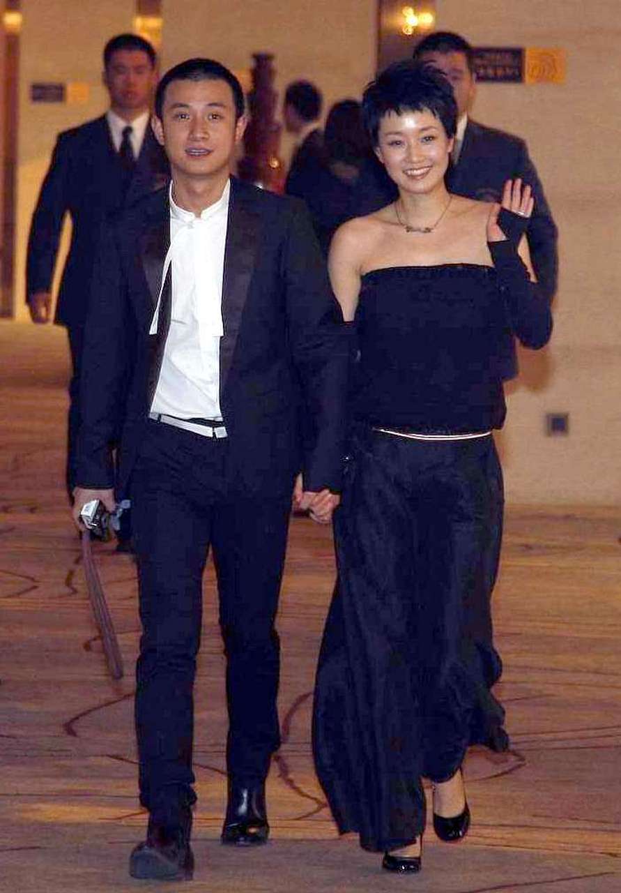 近期,有网友在社交平台上爆料了一组疑似马伊琍和文章复婚的照片,引发