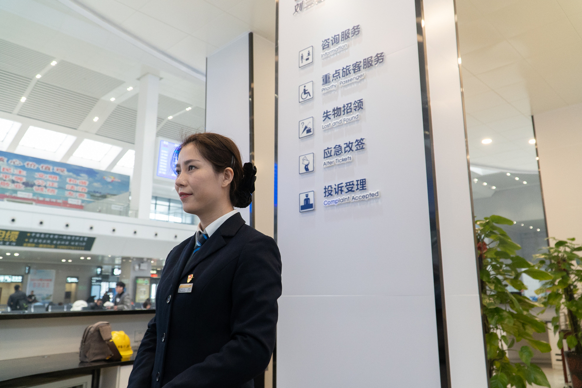 广西柳州:"新"刘三姐映梅服务台"正式启用 服务春运