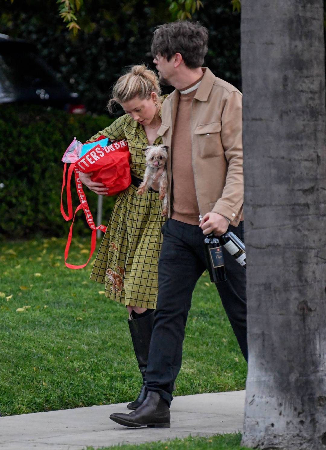 海后amber跟新男友出街,私服简直看不够,32岁美得像小姑娘!