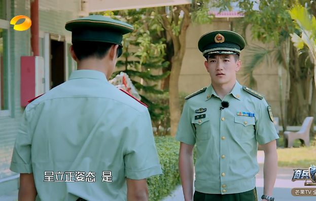 看看何捷的军装照,俯拍都那么帅气,网友:简直是360度无死角