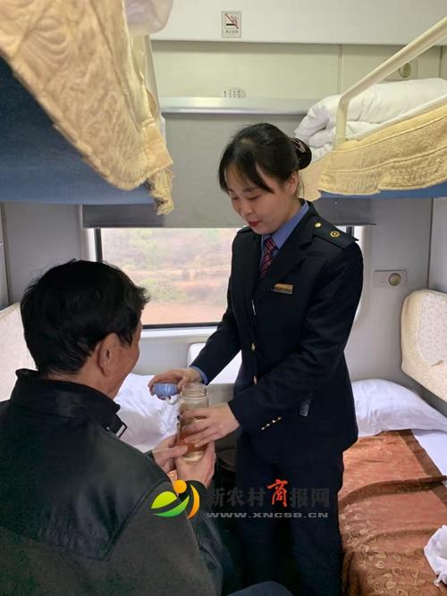 老人独自一人乘车 k1138次列车一路温暖相伴