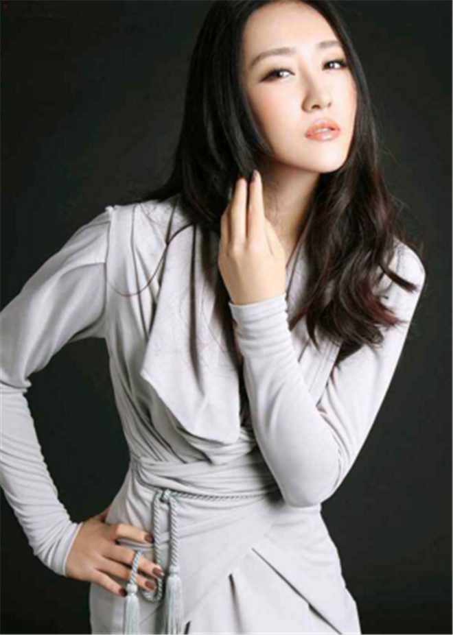 她在《约会专家》里是"都市白领",在现实生活中竟如此性感可人