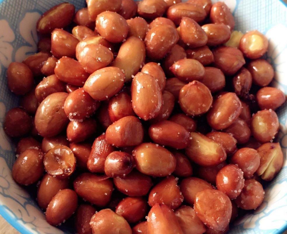 过年下酒菜不能少,教你做油炸花生米,掌握3个技巧,香脆不回软