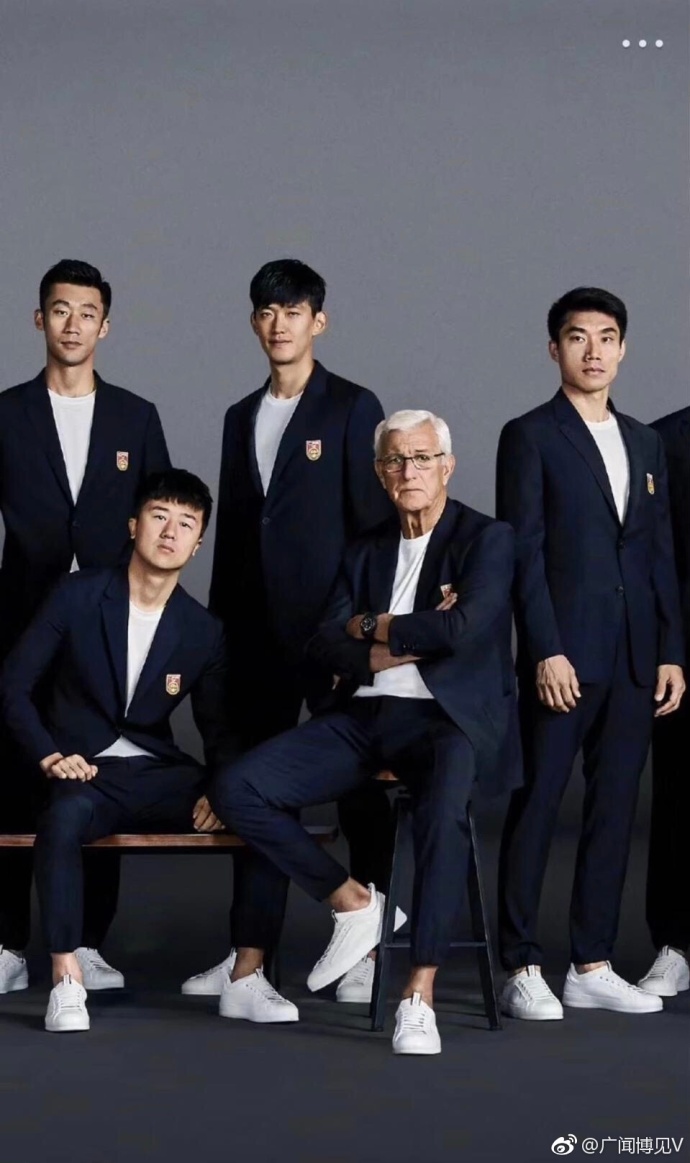 国足队员西装单价24500元 球迷:希望成绩能和衣品一样提高!