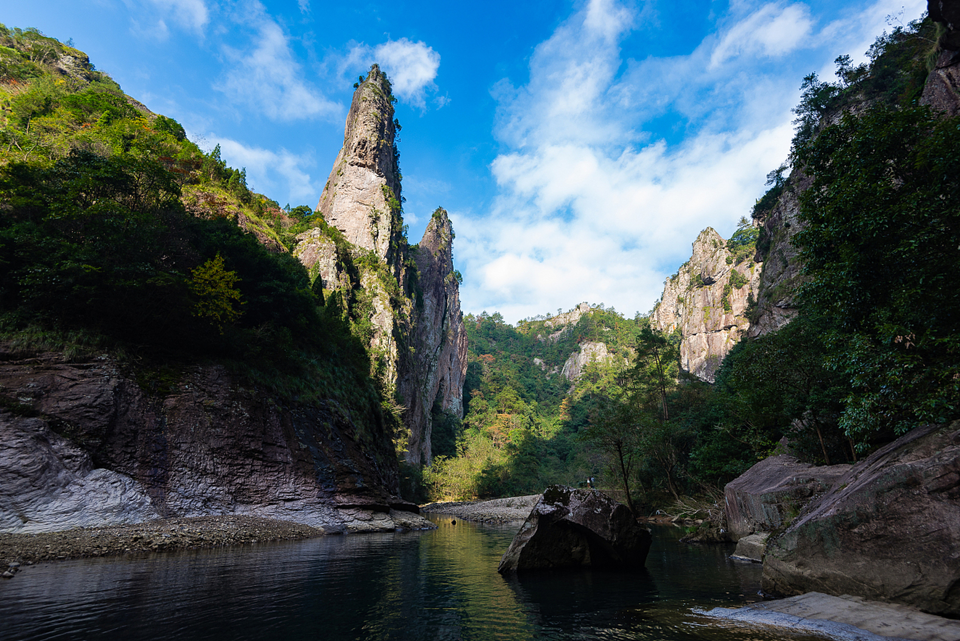 石桅岩位于楠溪江东北方向,是一处不容错过的自然景观.