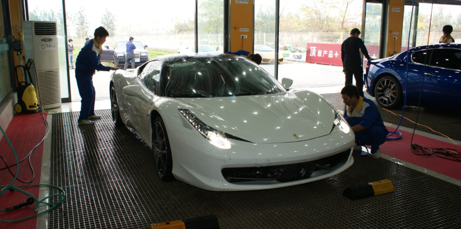 看到豪车的洗车方式,众人瞬间不淡定了,这难道就是有钱任性?