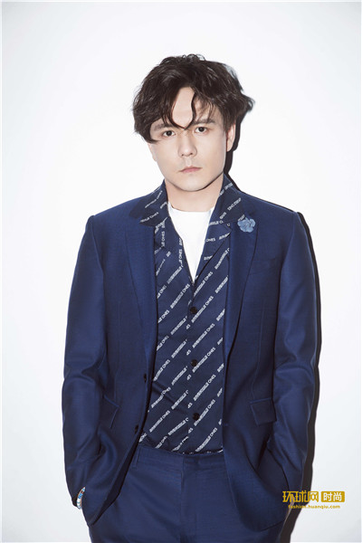 屠楠爆写真眼神深邃纯澈 微卷发展别样魅力