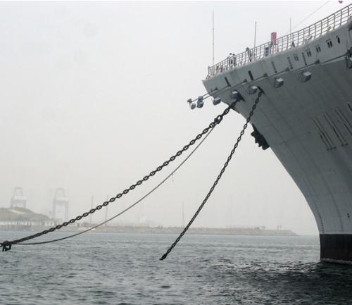 对于军舰,货轮这样的大型船舶来说,只有在指定的锚地和码头停泊时才能