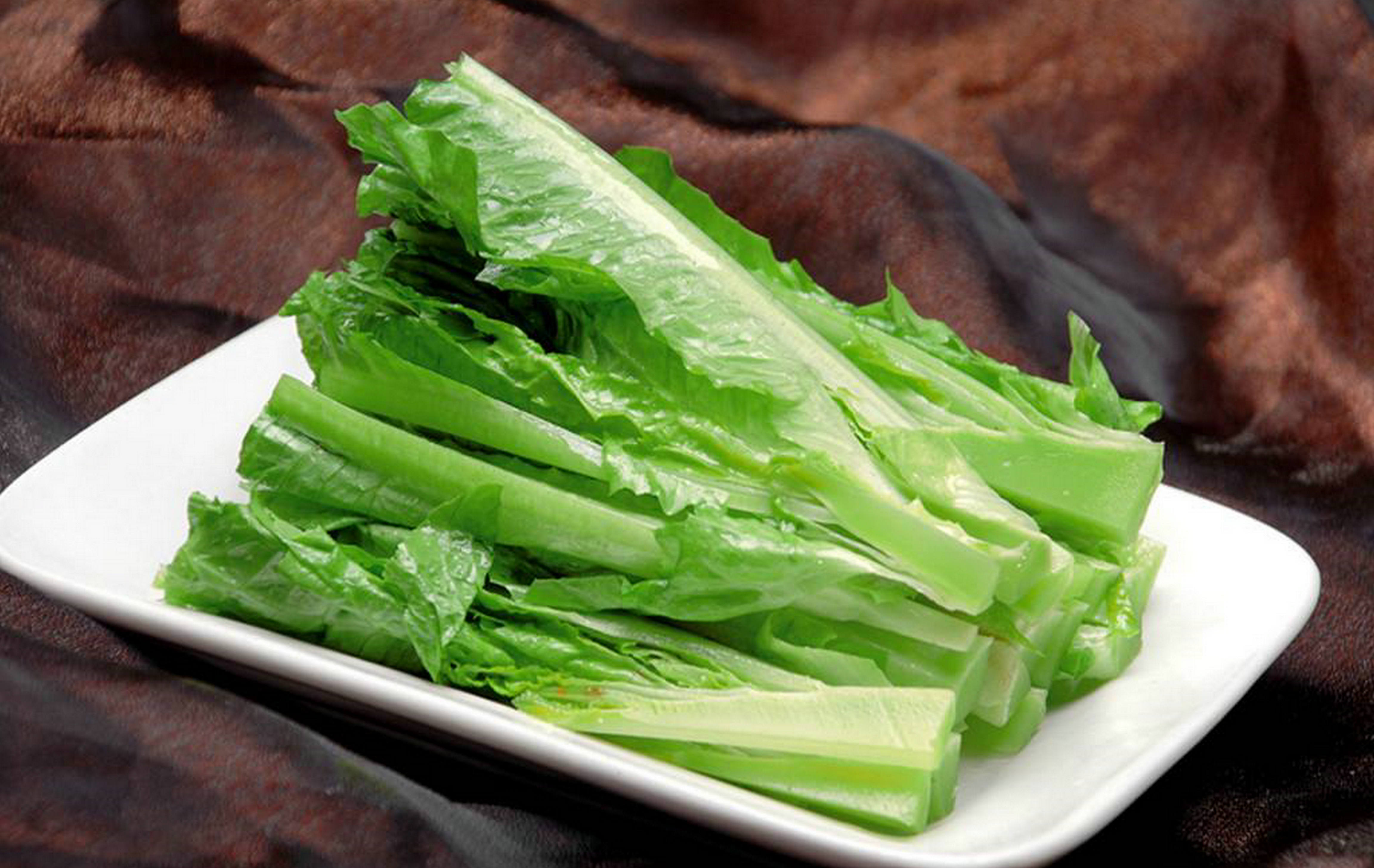 麻酱凤尾以嫩莴笋尖,芝麻酱制作而成,质地脆嫩,鲜美可口