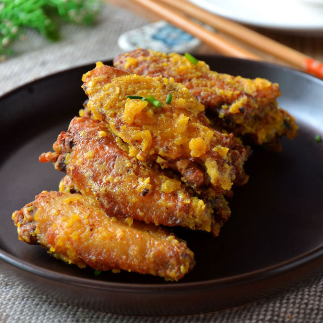 酥脆中透着鲜香,沙沙的咸蛋黄裹着多汁的鸡翅,层次丰富,回味无穷