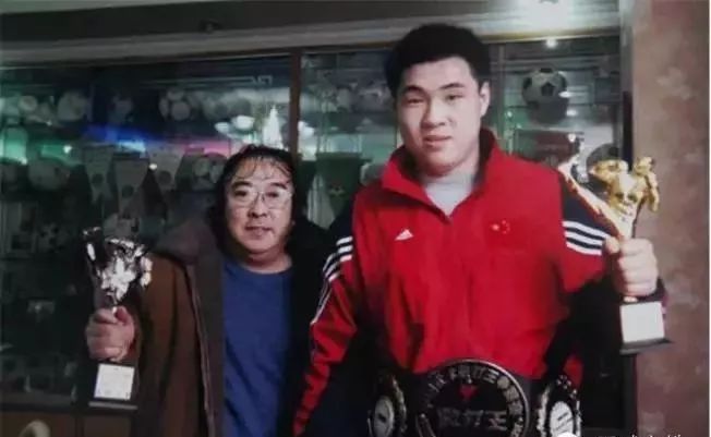 "定海针"杨晓靖:从减肥"大男孩"到顶天立地散打王