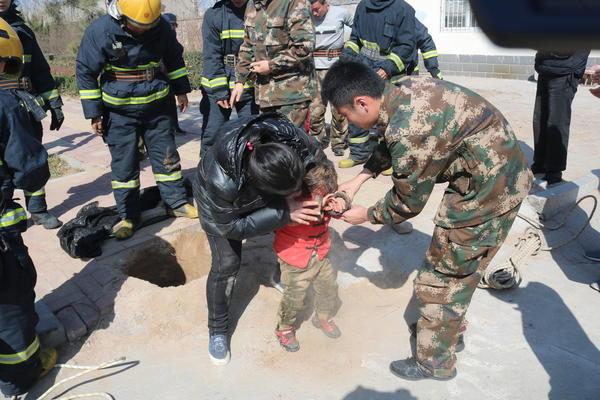 乖妞妞!滑县3岁女童坠井,不哭不闹等待救援
