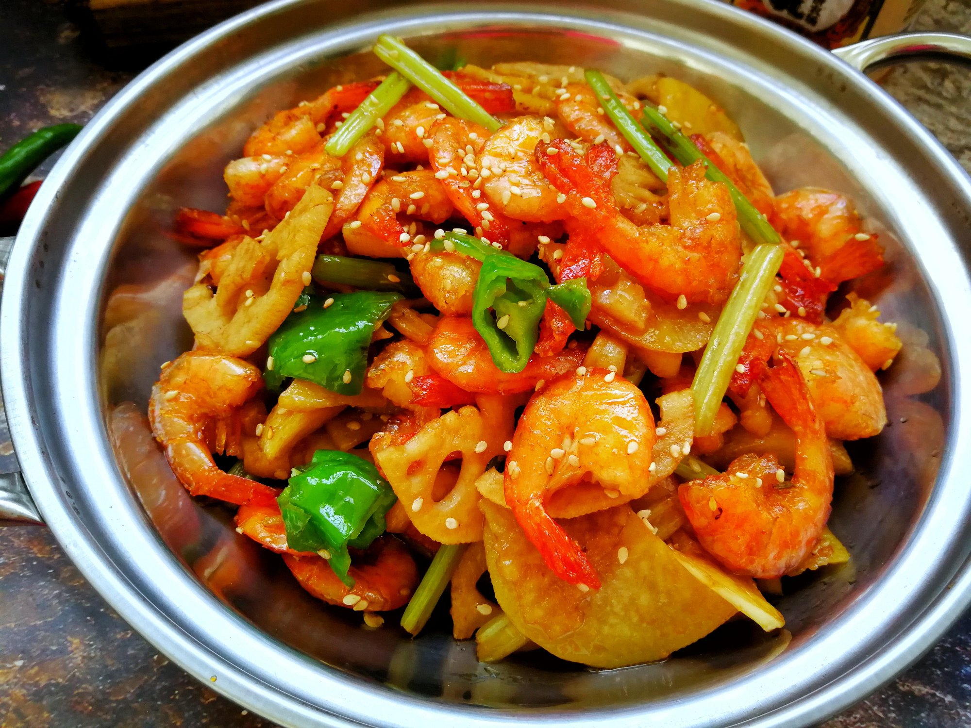 香到连壳都不剩,干锅虾这种做法鲜香开胃,下酒又下饭,次次光盘