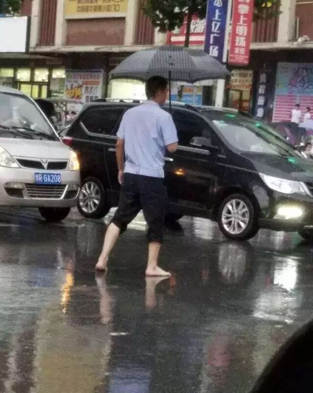 淅川最美"光脚"交警,你的背影帅呆了!