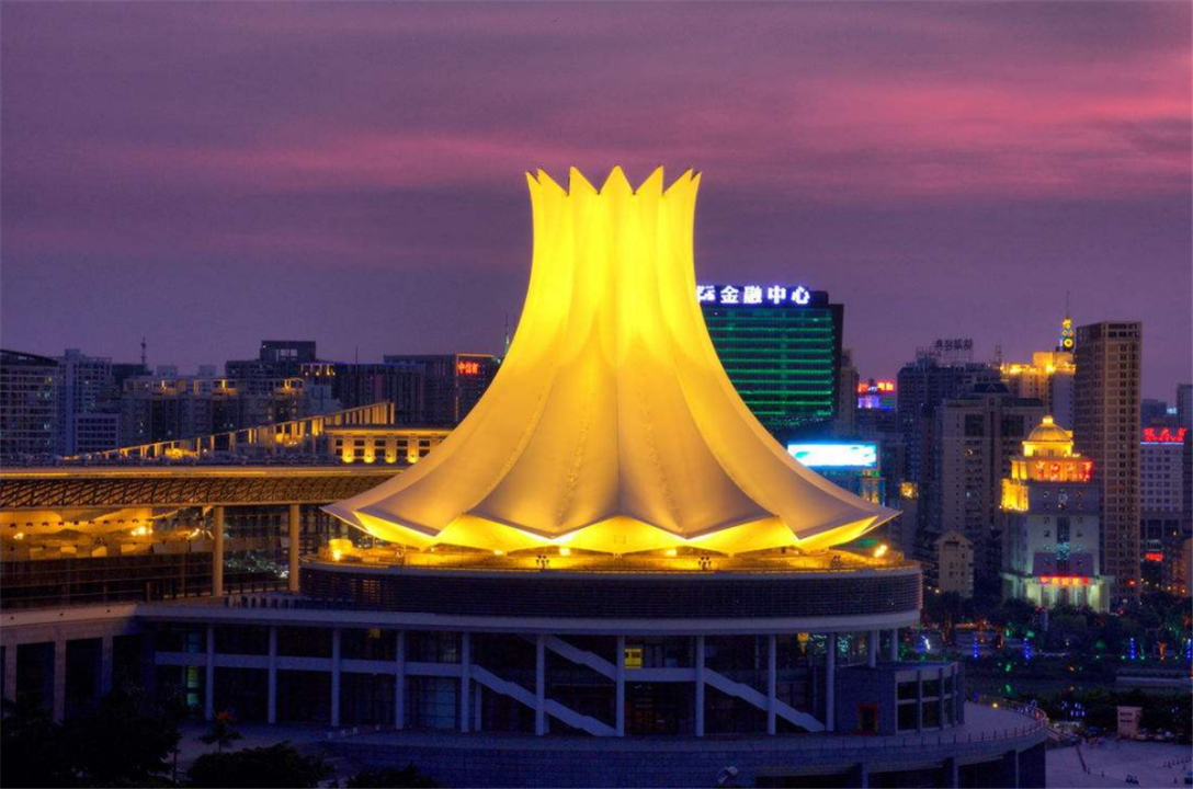 南宁东盟国际会展中心夜景,美不胜收,充满艺术气息
