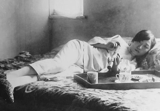 2,这是清朝时期一名吸鸦片的女子,她正躺在床上,一点精神没有,看上去