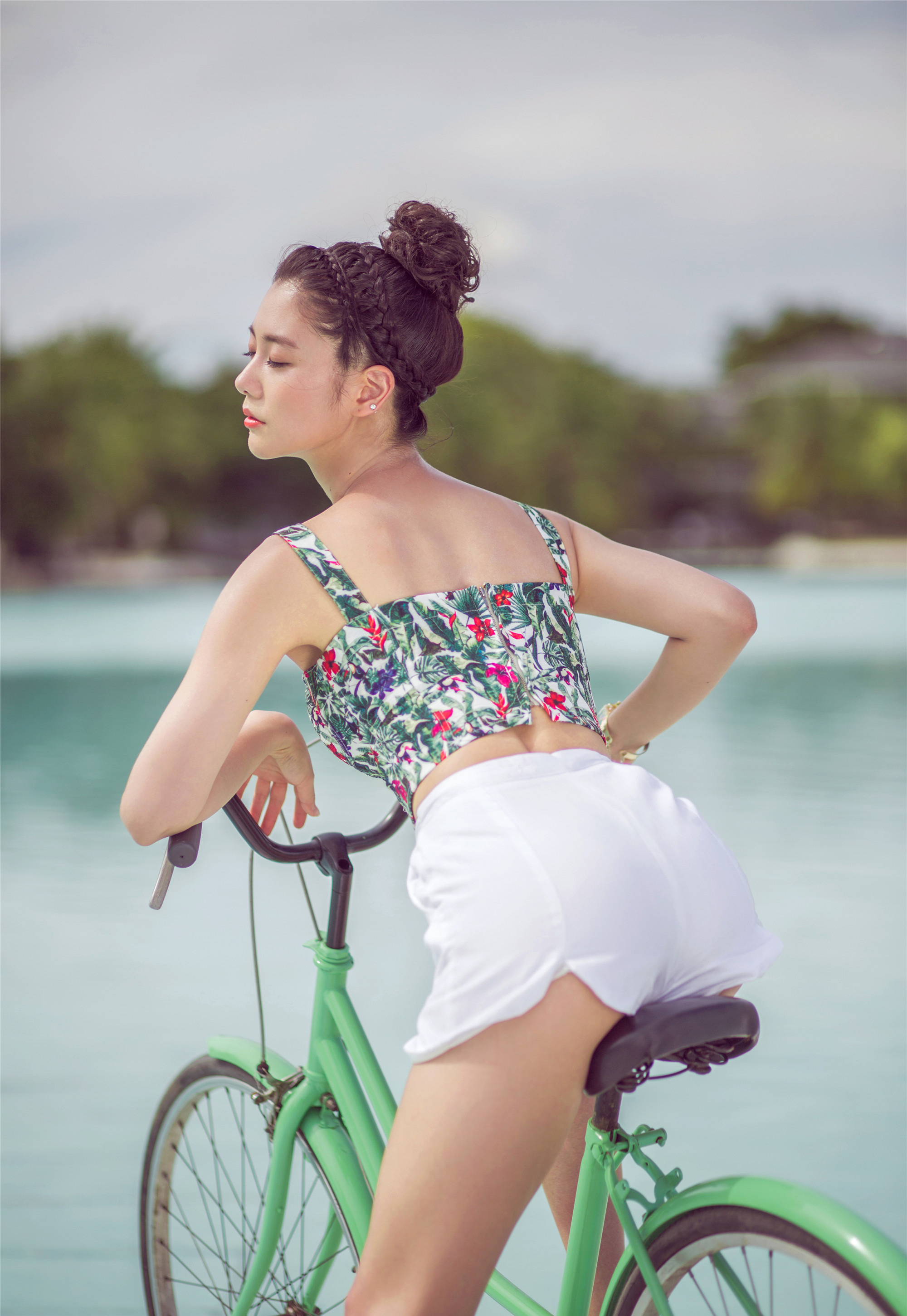 有资本就是任性,克拉拉早期写真,大秀婀娜曼妙的身材,让人心动