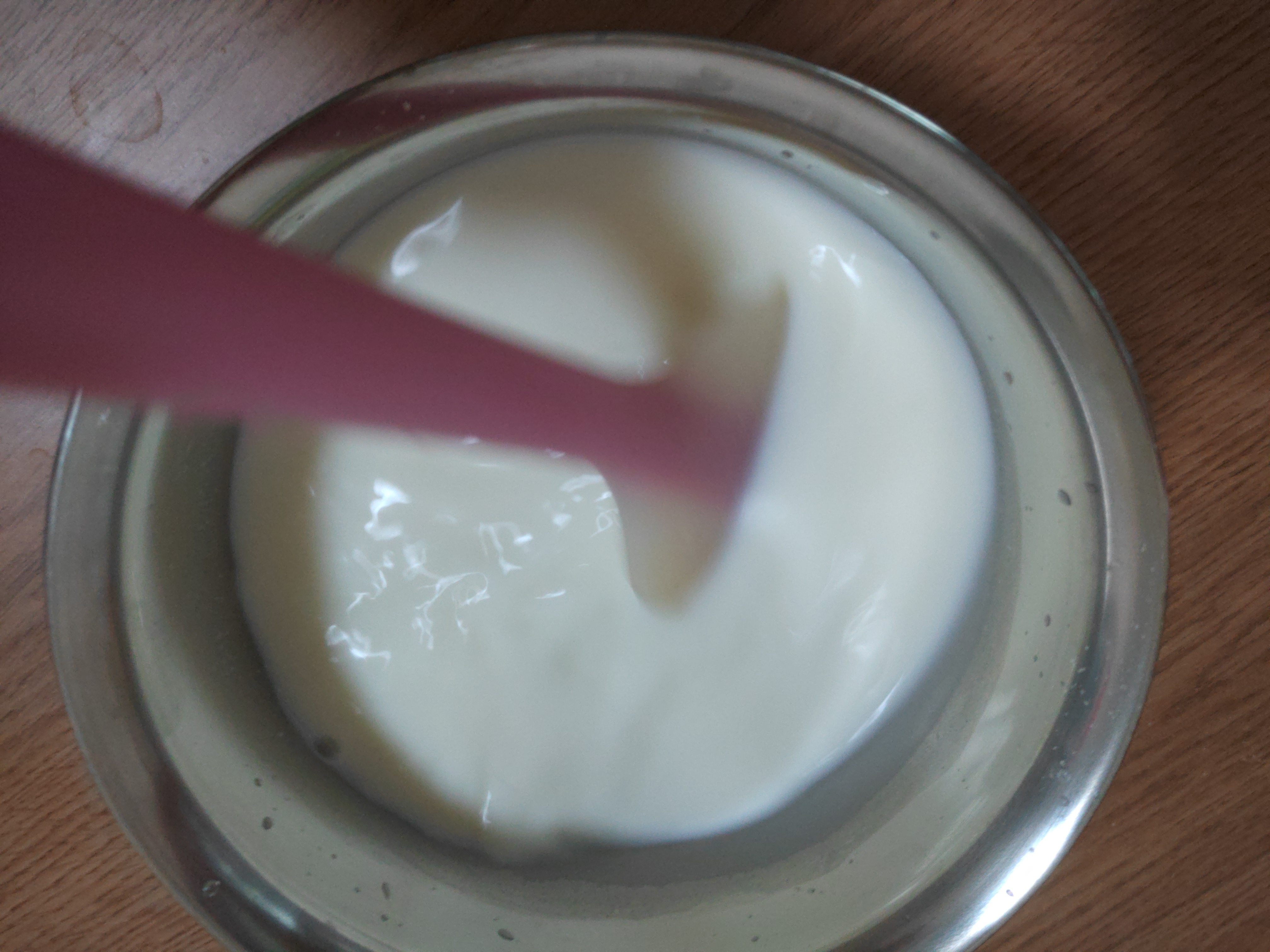 将酸奶发酵菌,白糖和全脂奶粉倒入水中.