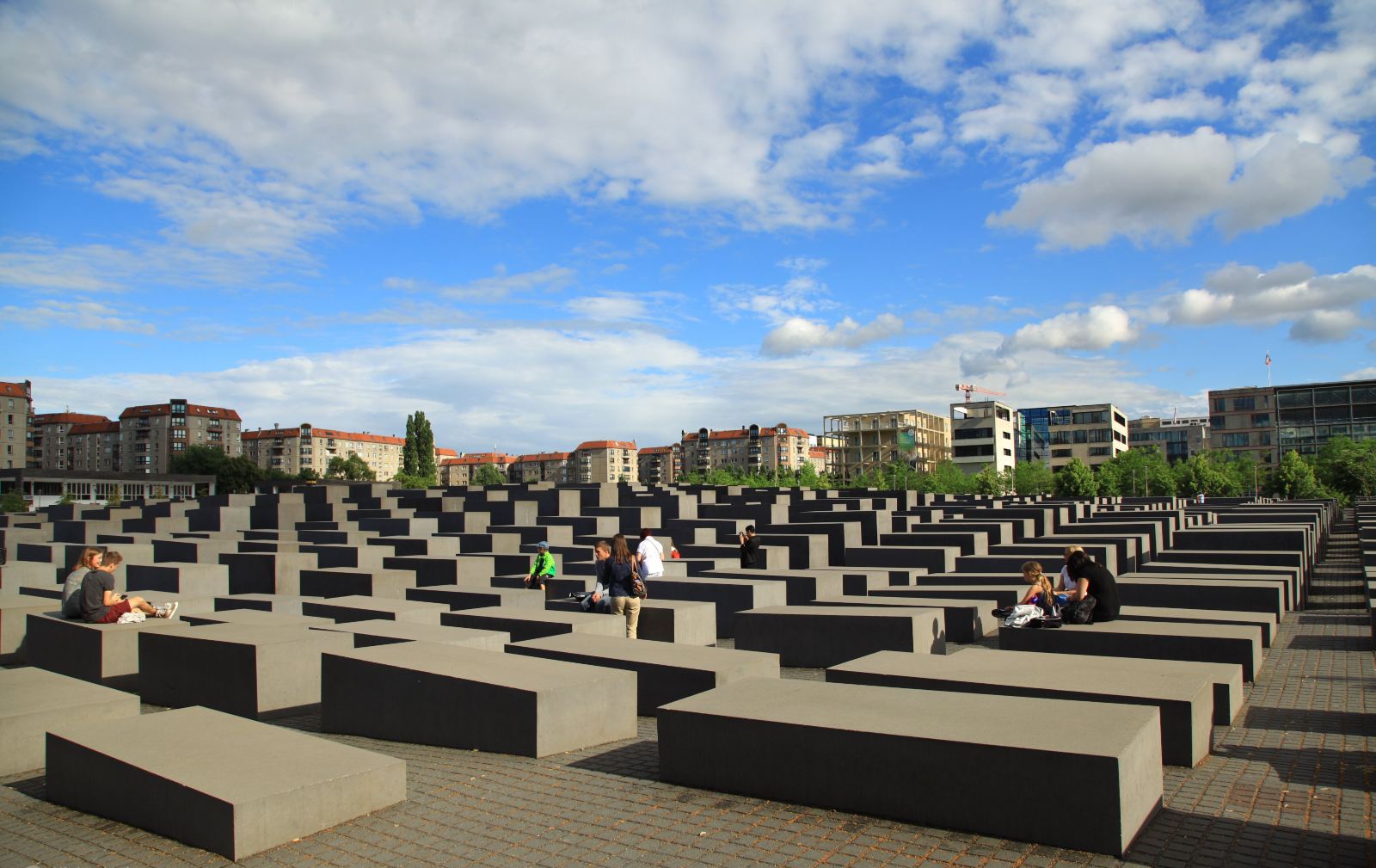 根据艾森曼计划,混凝土板被设计产生有一种导致心神不安缠扰不清的气