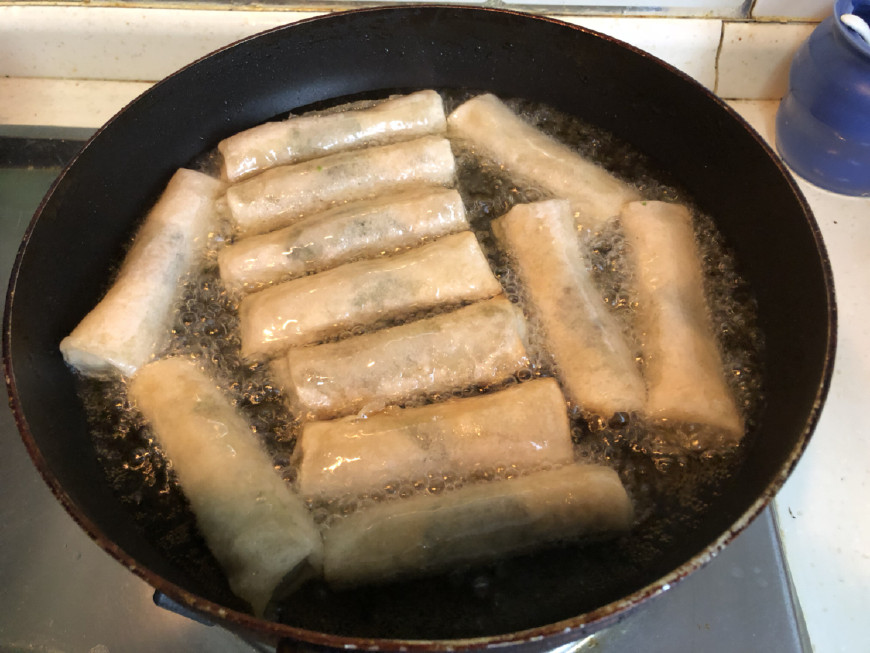 休息在家做了炸春卷,外皮酥脆,内馅鲜美,一口接一口根本停不下