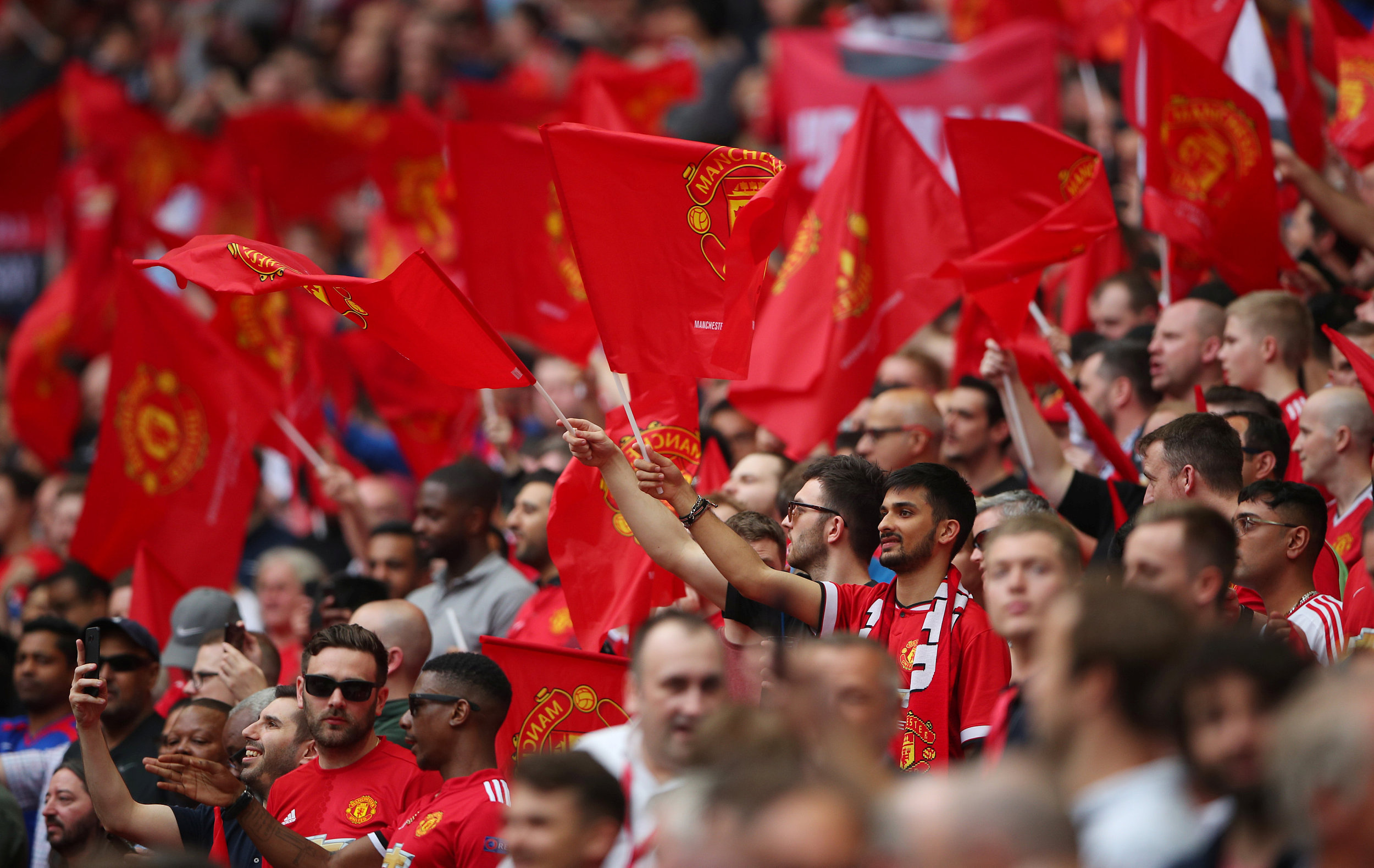 漫长多事的夏天,曼联还得先看好自家的闹事球迷