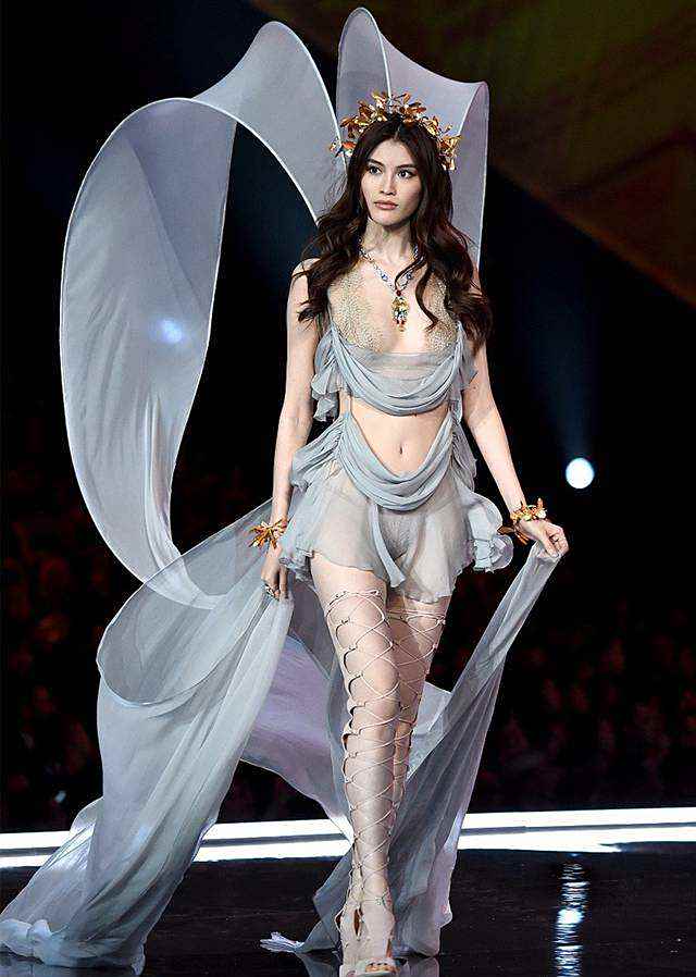 时尚走秀:谁说只有去维密现场才能看见维密天使?在家也可以