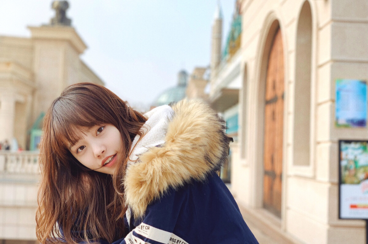 陈意涵1997年10月17日出生于福建,其实陈意涵早期用爱菲儿的艺名参演