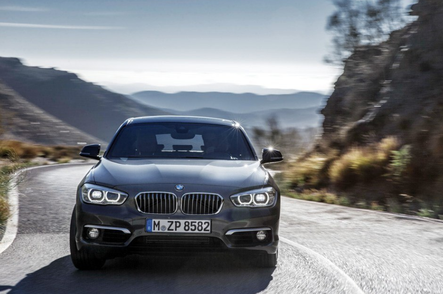 经典白色本田cr-v,时尚的汽车,简洁大方的外观设计,添加了很多现代