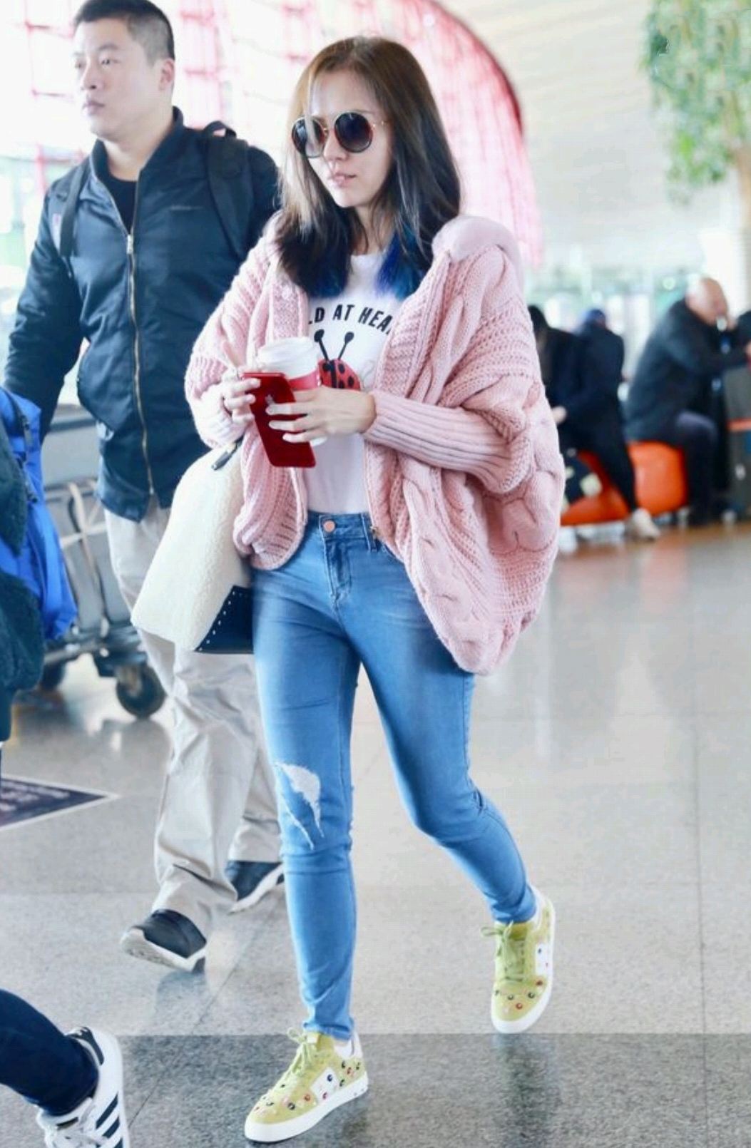 张靓颖的街拍造型太美了,牛仔裙配遮阳帽,轻松美回20岁!