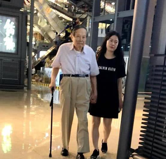 张振宁"爷孙恋,结婚多年不要孩子的真正原因:怕妻子太辛苦